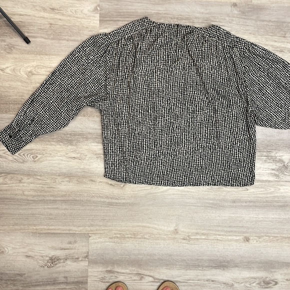 H&M Black & White Silky Pull Over Button Keyhole Back Women’s Blouse Size Medium - Picture 5 of 11